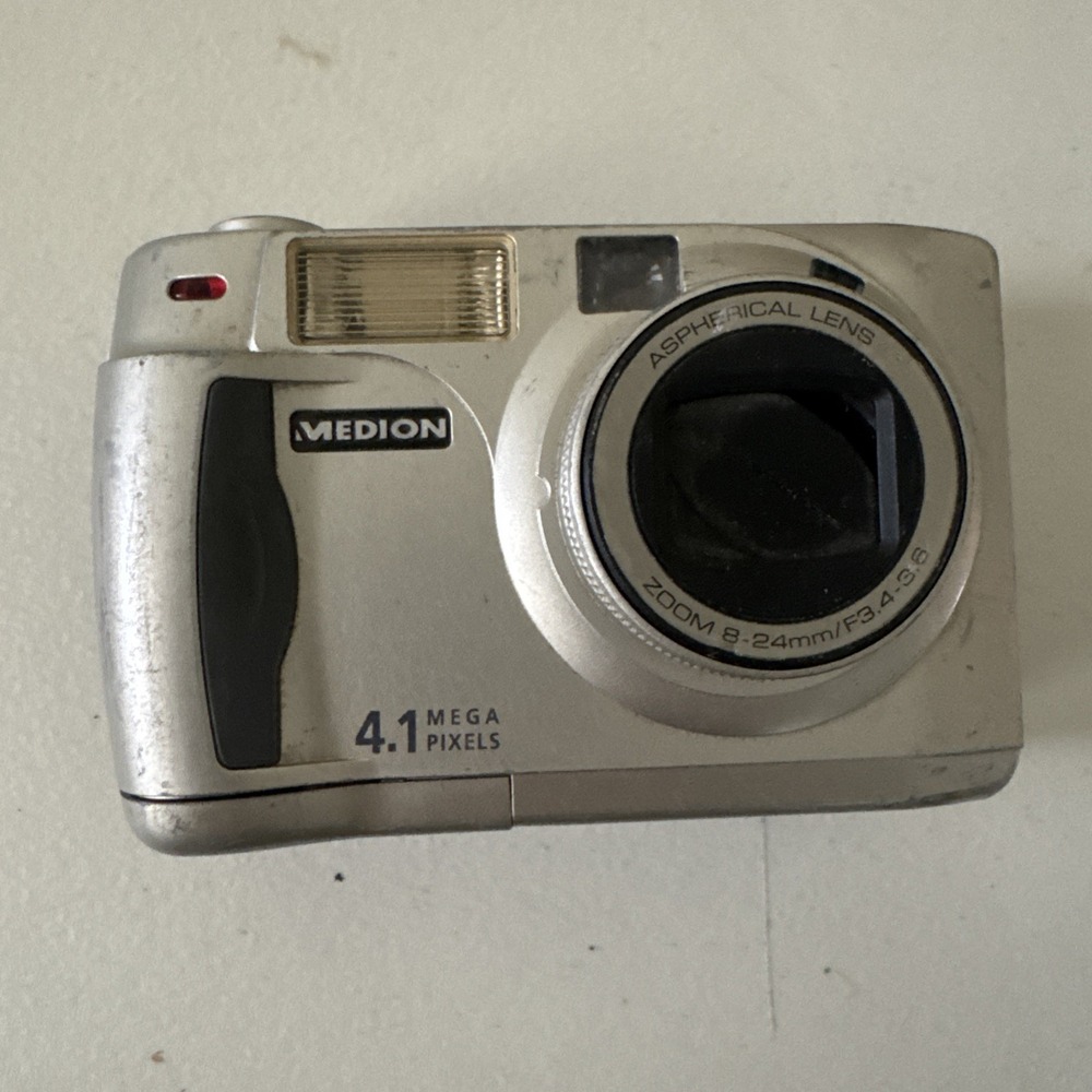 MEDION MD9725 Digital Camera 4.1MP 8–24mm Zoom Untested